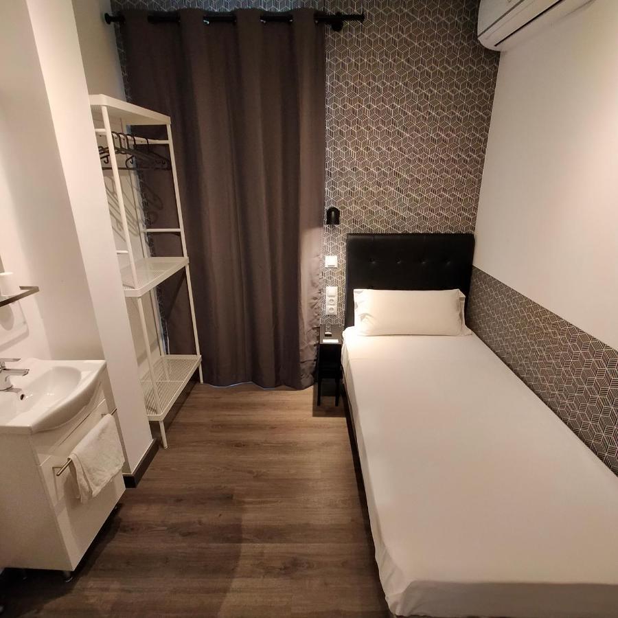 Room Pride Madrid Bagian luar foto